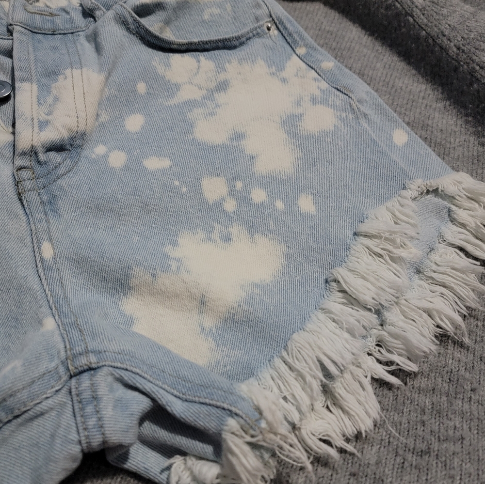 Wild Fable hi rise bleached, blue button fly, frayed hem shorts size 4 Worn once - Picture 4 of 8